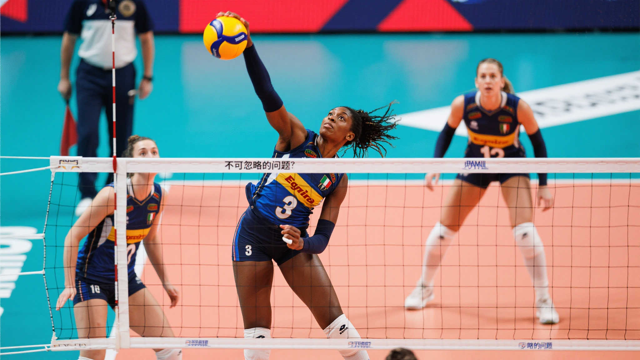 埃格努拦网判罚引发球迷热议